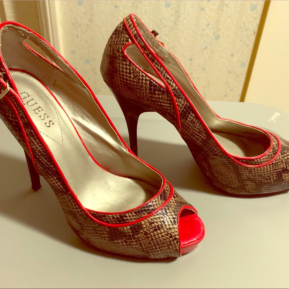 Adorable guess heels. Snake design & a pop of red!